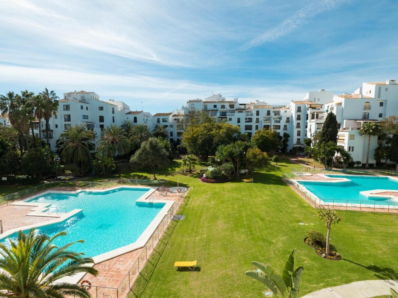 Vacation Marbella: Contemporary Central Apartment with Pool & Marina Proximity Exterior photo